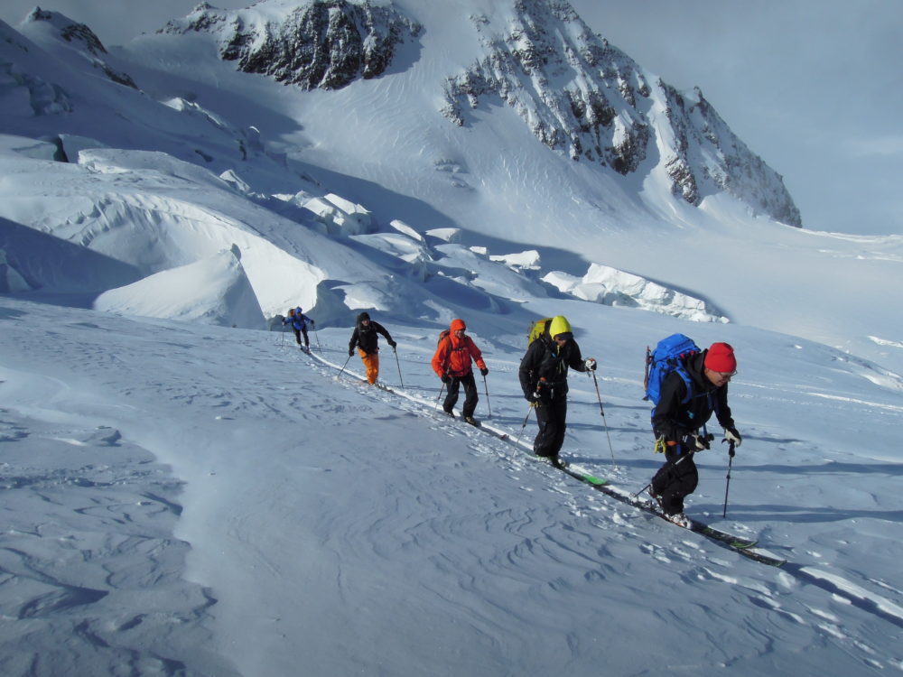Skitouring, Skialpinismus je skupinová záležitost..